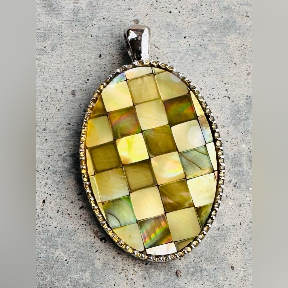 Silver Mother of Pearl Pendant - Picture 1 of 4